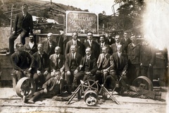 Hungary, Dorog, Tömedékakna, a Dorogi Homokvasút mozdonyszíne, háttérben egy Ganz gyártmányú villamos ikermozdony., 1924, Hegedűs Tibor dr, worker, locomotive depot, tableau, Fortepan #117721