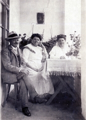 1910, Erdőssy Béla, hárman, asztal, Fortepan #117777