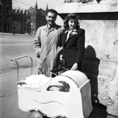 Hungary, Budapest V., Kossuth Lajos tér - Báthory utca (Vértanúk tere) sarok a Földművelésügyi Minisztérium épületének sarkánál, balra a Parlament., 1948, Glázer Attila, Budapest, lady, gentleman, baby carriage, Fortepan #117823