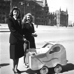 Hungary, Budapest V., Kossuth Lajos tér a Földművelésügyi Minisztérium épülete előtt, háttérben a Parlament., 1948, Glázer Attila, Budapest, lady, baby carriage, Fortepan #117824