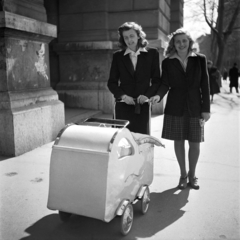 Hungary, Budapest V., Kossuth Lajos tér a Földművelésügyi Minisztérium épülete előtt, háttérben a Nádor utca., 1948, Glázer Attila, Budapest, lady, baby carriage, Fortepan #117825