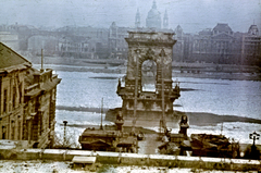 Magyarország, Budapest I., a lerombolt Széchenyi Lánchíd az Alagút tetejéről nézve., 1945, Glázer Attila, színes, háborús kár, hídroncs, jégzajlás, Budapest, Fortepan #117834