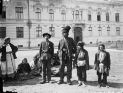 Románia,Erdély, Karánsebes, Strada Racovița, háttérben a Vagyonközösség palotája (Palatul Comunității de Avere)., 1909, Glázer Attila, mezítláb, bocskor, cigányság, népviselet, Fortepan #117845