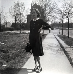 Magyarország, Budapest XIV., Stefánia út, balra a Gizella út és a Jurisich Miklós utca találkozása., 1939, Glázer Attila, kalap, séta, Budapest, ruha, magassarkú cipő, gallér, kalap kézben, Fortepan #117855