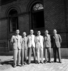 Hungary, Budapest VII., Bethlen Gábor tér 2., Izraelita Polgári Fiúiskola (később McDaniel College)., 1939, Glázer Attila, yard, tableau, suit, brick, Budapest, Fortepan #117863