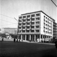 Magyarország, Budapest II., Margit körút (Mártírok útja), balra a Keleti Károly utca, felette a Mechwart liget és a Kerületi Tanács épülete (később Polgármesteri hivatal)., 1959, Glázer Attila, modern építészet, Budapest, Fortepan #117873