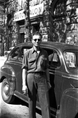 Magyarország, Budapest V., Nádor utca 29., a Szövetséges Ellenőrző Bizottság amerikai missziójának autója., 1946, Glázer Attila, Ford-márka, Budapest, Ford Super Deluxe, férfi, napszemüveg, cégtábla, Fortepan #117895