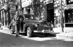 Magyarország, Budapest V., Nádor utca 29., a Szövetséges Ellenőrző Bizottság amerikai missziójának autója., 1946, Glázer Attila, Ford-márka, Budapest, Ford Super Deluxe, férfi, napszemüveg, automobil, cégtábla, Fortepan #117896