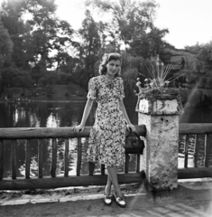 Hungary, Zoo, Budapest XIV., 1948, Glázer Attila, portrait, handbag, Budapest, summer dresses, railing, Fortepan #117924