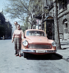 Magyarország, Budapest V., Báthory utca a Kossuth Lajos tér felé nézve, jobbra a Szemere utca., 1960, Glázer Attila, hirdetőoszlop, telefonfülke, Wartburg 311/312, rendszám, Budapest, színes, Fortepan #117956