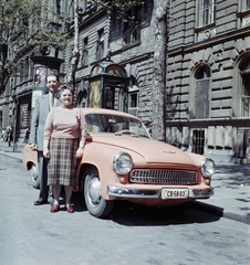 Magyarország, Budapest V., Báthory utca a Hold (Rosenberg házaspár) utca és a Szemere utca között., 1960, Glázer Attila, hirdetőoszlop, telefonfülke, Wartburg 311/312, rendszám, Budapest, színes, Fortepan #117957