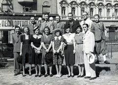 Hungary, Budapest VII., Bethlen Gábor tér, háttérben az István utca. Balra a Bethlen Filmszínház (később Bethlen Téri Színház)., 1943, Glázer Attila, fence, Haidekker-brand, Budapest, Fortepan #118025