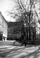 Magyarország, Sopron, Templom utca a Széchenyi tér felé nézve. Szemben a Postapalota, jobbra a Kaszinó (később Liszt Ferenc Konferencia és Kulturális Központ) kertje, 1939, Kozma Endre, árnyék, talicska, Fortepan #118053