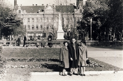 Hungary, Szeged, Széchenyi tér, szovjet hősi emlékmű. Háttérben a Takarékpénztár-palota., 1957, Kiss Zsuzsanna, lamp post, bench, Fortepan #118070