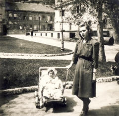 Hungary, Budapest II., Frankel Leó út 25-29., a Lukács Gyógyfürdő parkja., 1948, Kőrössy Szabolcs, baby carriage, Budapest, Fortepan #118086