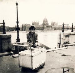 Hungary, Budapest II., Bem (Mónus Illés) rakpart a Kacsa utcánál. Háttérben a Parlament., 1948, Kőrössy Szabolcs, baby carriage, parliament, Budapest, Fortepan #118094