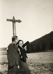 Románia,Erdély, 1944, Kösztler Ildikó, kettős portré, turistajelzés, Fortepan #118115