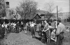 Magyarország, Budapest XI., Töhötöm utca a Károly Király (később Petőfi) laktanya mellett. Háttérben a Francia Magyar Pamutipar Rt. Pamutfonó és Cérnázógyár épülete., 1943, Fortepan/Album013, munkaszolgálatos, Budapest, Fortepan #118126