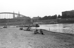 Magyarország, Szeged, partfürdő, háttérben a Belvárosi híd és a Fogadalmi templom., 1960, Fortepan/Album013, strand, híd, folyó, Tisza-híd, múzeum, folyópart, Gustave Eiffel-terv, úszóház, Feketeházy János-terv, Mihailich Győző-terv, Fortepan #118139