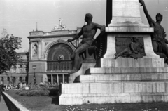 Magyarország, Budapest VIII., Baross tér, Keleti pályaudvar, előtérben Baross Gábor szobrának talapzata látszik., 1967, Fortepan/Album013, Budapest, Fortepan #118158