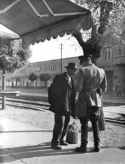 Magyarország, Budapest XIX., Kossuth tér, háttérben az Üllői út 261. (Vörös Hadsereg útja 109.), Szivárvány Áruház., 1958, Lovász János és Márton, Budapest, járőrtáska, fonott táska, paraszt, rendőr, Fortepan #118210