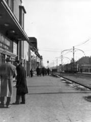 Magyarország, Budapest XVIII., Üllői út (Vörös Hadsereg útja), a Szarvas csárda tér és a Ráday Gedeon utca közötti házsor, a felvétel a Madách mozi előtt készült., 1958, Lovász János és Márton, villamos, Budapest, Fortepan #118211