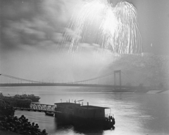 Magyarország, Budapest V., augusztus 20-i tűzijáték a Vigadó téri hajóállomástól nézve, szemben az Erzsébet híd., 1978, MHSZ, tűzijáték, Budapest, Fortepan #118242