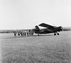 Magyarország, Gödöllő, repülőtér, ejtőernyősök egy Antonov An-2 típusú repülőgép mellett., 1965, MHSZ, repülőgép, Antonov-márka, Antonov An-2, lajstromjel, Fortepan #118252