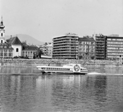 Magyarország, Budapest I.,Budapest II., augusztus 20-i vízi- és légiparádé a Dunán, szemben a Bem rakpart, balra a Szent Ferenc sebei templom és az egykori ferences kolostor, mellette a Csalogány utca torkolata., 1983, MHSZ, Budapest, Fortepan #118264