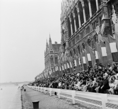 Magyarország, Budapest V., pesti alsó rakpart, tribün a Parlament előtt az augusztus 20-i vízi- és légiparádén. A távolban a Margit híd., 1981, MHSZ, Budapest, Fortepan #118269