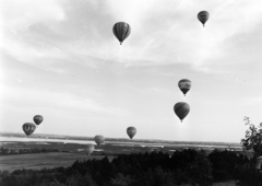 Magyarország, Velencei-tó, Sukoró, hőlégballonok versenye., 1983, MHSZ, MALÉV légitársaság, hőlégballon, Pepsi-márka, Fortepan #118304