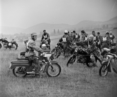 Magyarország, Budapest II., a felvétel a Hármashatárhegyi repülőtér melletti réten készült. Összetett Honvédelmi Verseny (ÖHV)., 1965, MHSZ, motorkerékpár, Budapest, Danuvia 125, Csepel Pannonia TLF, Jawa Ideal, Fortepan #118334