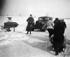 Ukrajna, 1942, Gádoros Lajos, Szovjetunió, keleti front, tél, hó, útjelző tábla, második világháború, automobil, Fortepan #11836