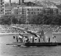 Magyarország, Budapest II., Augusztus 20-i víziparádé a Dunán, szemben a Bem rakpart és a Vitéz utca torkolata., 1973, MHSZ, rakéta, Budapest, Fortepan #118361