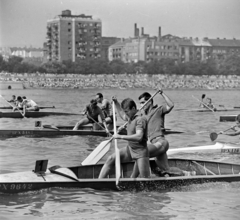 Magyarország, Budapest II., augusztus 20-i víziparádé, kajak-kenusok a Dunán. Háttérben a Bem rakpart és a "pontház" a Vitéz utcánál., 1965, MHSZ, kajak, augusztus 20, kenu, Budapest, Fortepan #118386