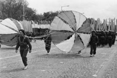 Magyarország, Budapest XIV., Ötvenhatosok tere (Felvonulási tér), május 1- i felvonulás., 1981, MHSZ, ejtőernyős, Budapest, Fortepan #118402