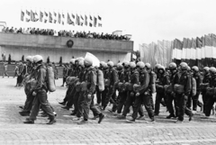 Magyarország, Budapest XIV., Ötvenhatosok tere (Felvonulási tér), május 1- i felvonulás, háttérben a dísztribün., 1981, MHSZ, ejtőernyős, Budapest, Magyar Néphadsereg RS-4, Fortepan #118403