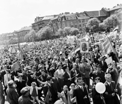 Magyarország, Budapest VI.,Budapest XIV., Ötvenhatosok tere (Felvonulási tér), május 1-i felvonulás. Háttérben a Dózsa György út házsora., 1964, MHSZ, Budapest, Fortepan #118437