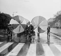 Magyarország, Budapest VII.,Budapest XIV., Ötvenhatosok tere (Felvonulási tér), május 1- i felvonulás., 1979, MHSZ, ejtőernyős, ejtőernyő, Budapest, Fortepan #118443