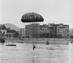 Magyarország, Budapest I.,Budapest II., augusztus 20-i vízi- és légiparádé a Dunán, szemben a Bem rakpart és a Csalogány utca torkolata., 1978, MHSZ, augusztus 20, ejtőernyős, rohamcsónak, Magyar Néphadsereg, Budapest, Magyar Néphadsereg RS-4, Fortepan #118447