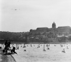 Magyarország, Budapest V.,Budapest I., augusztus 20-i vízi- és légiparádé a Dunán, háttérben a Budavári Palota (korábban Királyi Palota)., 1978, MHSZ, tévékamera, Budapest, Fortepan #118453