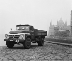 Magyarország, Budapest V., Széchenyi rakpart, Zil teherautó. Jobbra a metróépítés felvonótornya, háttérben a Parlament., 1969, MHSZ, szovjet gyártmány, teherautó, ZIL-márka, Steindl Imre-terv, országház, neogótika, Duna, metróépítés, ZiL-130, rendszám, tanuló vezető, eklektikus építészet, Budapest, Fortepan #118465