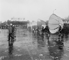 Magyarország, Budapest VII.,Budapest XIV., Ötvenhatosok tere (Felvonulási tér), május 1- i felvonulás, háttérben a dísztribün., 1979, MHSZ, ejtőernyő, Budapest, Fortepan #118469