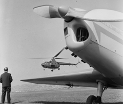 Magyarország, Budaörsi repülőtér, Budapest XI., előtérben egy Zlin Trener repülőgép, a háttérben egy Mi-1 típusú katonai helikopter., 1968, MHSZ, helikopter, Zlin-márka, légcsavar, Mil Mi-1, Budapest, Fortepan #118487