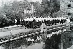 Magyarország, Budapest II., Lorántffy Zsuzsanna utca 3., Baár-Madas Református Gimnázium (később Baár-Madas Református Gimnázium, Általános Iskola és Diákotthon). Gimnazisták ballagása., 1937, Nagy Ilona, gimnázium, ballagás, Budapest, Fortepan #118503