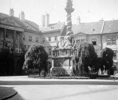 Hungary, Sopron, Fő (Ferenc József) tér, szemben a Szentháromság-szobor, balra a Vármegyeháza., 1942, Gádoros Lajos, Fortepan #11855