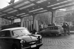 Magyarország, Budapest V.,Budapest IX., Fővám (Dimitrov) tér, az Áfor benzinkút mögött a Központi Vásárcsarnok., 1970, Slachta Krisztina, Trabant 500, rendszám, Wartburg 311 Kombi, Budapest, Fortepan #118566