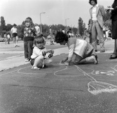 Magyarország, Kiskunhalas, Semmelweis tér, gyermeknapi rajzverseny., 1978, Slachta Krisztina, matrózblúz, hóember, guggolás, kréta, aszfaltrajz, ünnep, Fortepan #118567