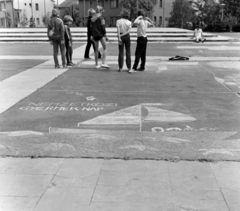 Magyarország, Kiskunhalas, Semmelweis tér, gyermeknapi rajzverseny., 1978, Slachta Krisztina, aszfaltrajz, ünnep, Fortepan #118568