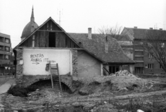 Magyarország, Kiskunhalas, Szent István utca, háttérben a művelődési Központ kupolája és a Kossuth utca házsora., 1980, Slachta Krisztina, kaszinó, kupola, épületbontás, Fortepan #118576